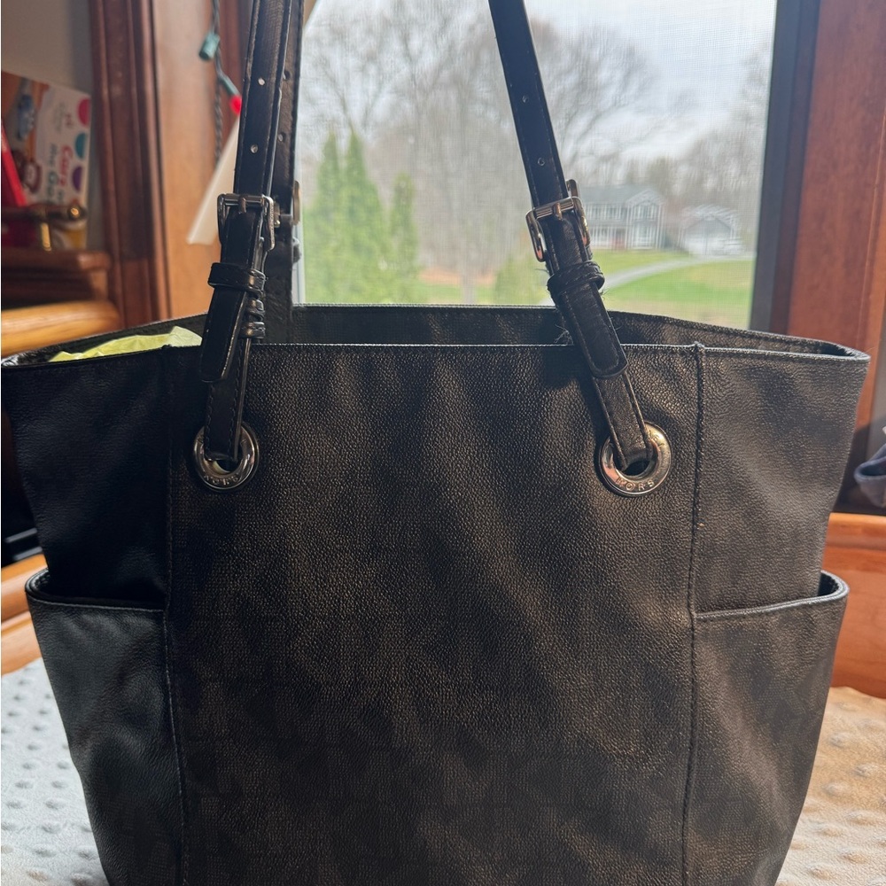 Classic Black Women's Tote Bag - Sleek Everyday Carry